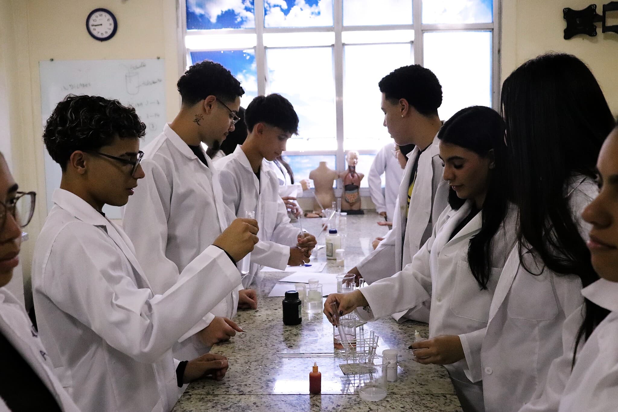 Aulas de laboratório no Ensino Médio do Colégio Prígule
