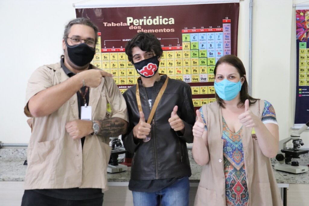 Professor de química e coordenadora pedagógica entregam medalha de Bronze para o aluno classificado na ONC 2020