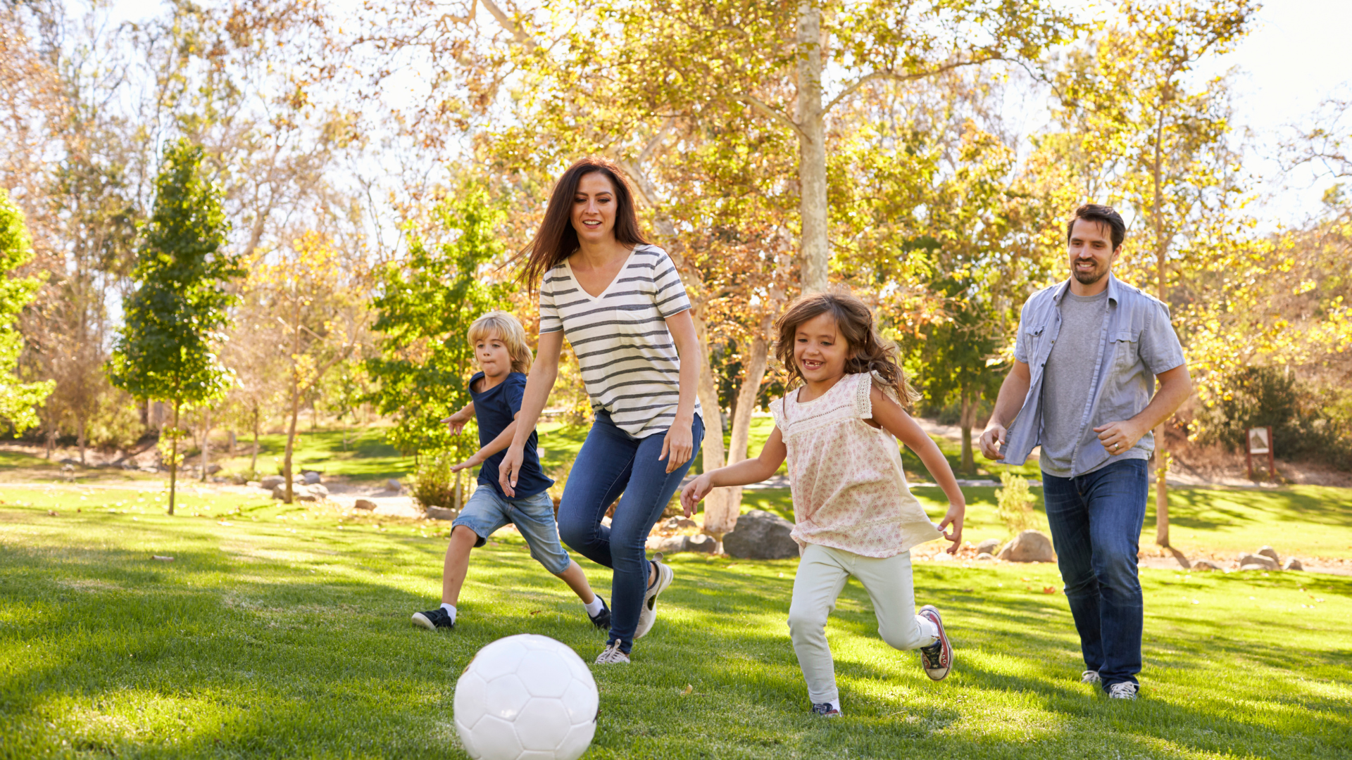 Família brincando no parque férias