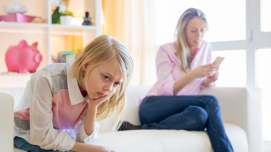 Devo permanecer nos grupos de WhatsApp dos quais meu filho também participa?