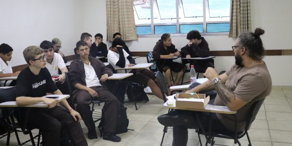 06.02 - Aula de Eletro Maker (8)