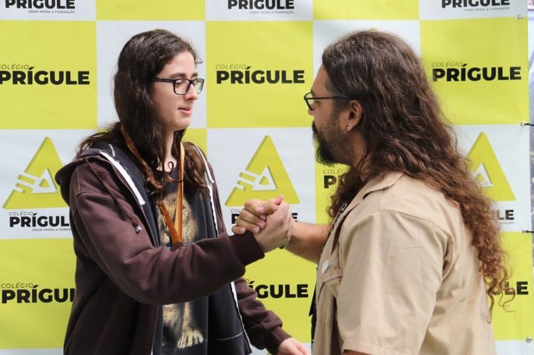 Professor de Química entrega medalha para aluno do Ensino Médio