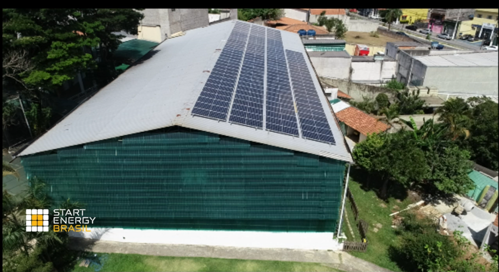 Placas de energia solar instaladas no telhado da quadra principal do colégio Prígule