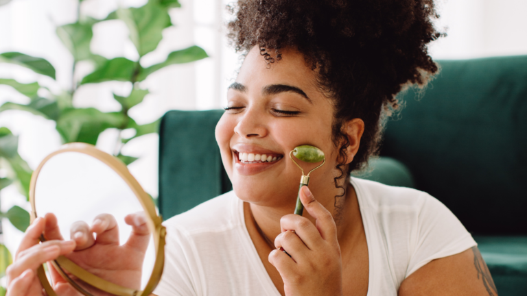 mulher segundo um espelho com uma expressão feliz de autocuidado